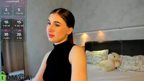 Snapshot of emily_lews chatting on March 3, 1:23 am Emily online show from March 3, 1:23 am