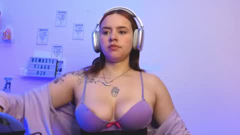 Snapshot of emily_lindey_ chatting on February 22, 1:09 pm Emily Lindey online show from February 22, 1:09 pm