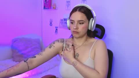 Snapshot of emily_lindey_ chatting on February 24, 6:55 am Emily Lindey online show from February 24, 6:55 am