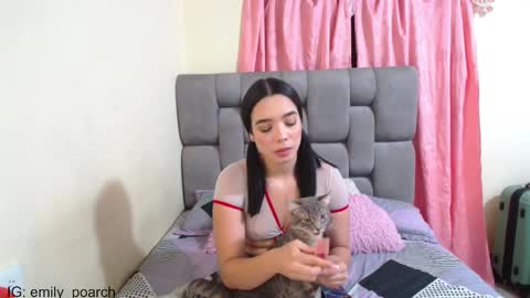 Snapshot of emily_poarch chatting on December 10, 2:59 am emily online show from December 10, 2:59 am