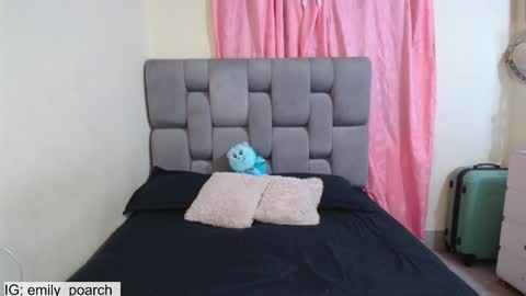 Snapshot of emily_poarch chatting on January 16, 11:16 pm emily online show from January 16, 11:16 pm