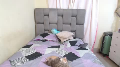 Snapshot of emily_poarch chatting on February 13, 2:34 am emily online show from February 13, 2:34 am
