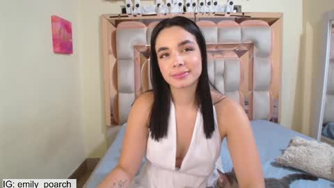Snapshot of emily_poarch chatting on February 18, 2:27 am emily online show from February 18, 2:27 am