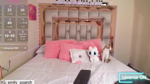 Snapshot of emily_poarch chatting on October 11, 10:19 pm emily online show from October 11, 10:19 pm