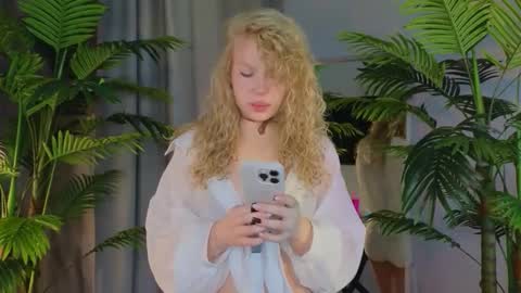 Snapshot of emily_shepard chatting on November 18, 2:50 am emily shepard online show from November 18, 2:50 am