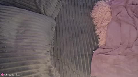 Snapshot of emily_swan_04 chatting on December 2, 5:59 pm Emily Swan online show from December 2, 5:59 pm