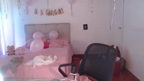 Snapshot of emily_swan_04 chatting on January 4, 7:02 pm Emily Swan online show from January 4, 7:02 pm