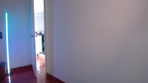 Snapshot of emily_swan_04 chatting on January 17, 5:41 pm Emily Swan online show from January 17, 5:41 pm