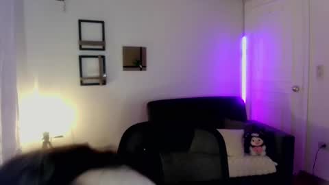 Snapshot of emily_swan_04 chatting on February 14, 12:09 am Emily Swan online show from February 14, 12:09 am