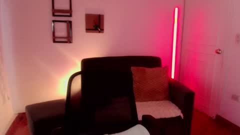 Snapshot of emily_swan_04 chatting on February 27, 4:21 pm Emily Swan online show from February 27, 4:21 pm