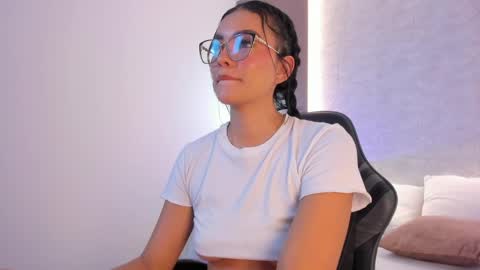 emily_tolson online show from April 16, 9:39 pm