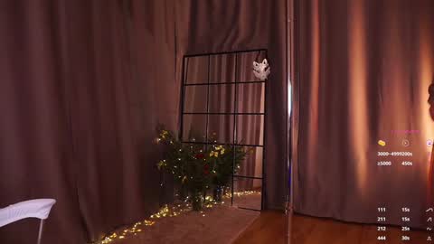 Snapshot of emily_w0w_ chatting on January 1, 1:59 pm Lia online show from January 1, 1:59 pm