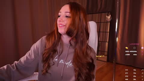 Snapshot of emily_w0w_ chatting on January 7, 8:13 am Lia online show from January 7, 8:13 am