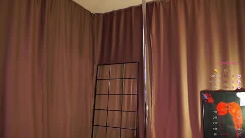 Snapshot of emily_w0w_ chatting on February 24, 9:00 am Lia online show from February 24, 9:00 am