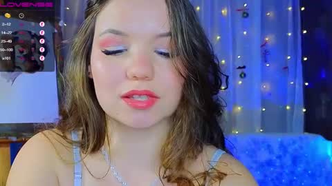 Snapshot of emilyart_ chatting on January 16, 2:19 am artist Emily online show from January 16, 2:19 am