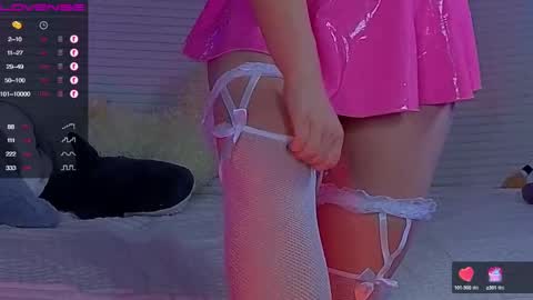 Snapshot of emilyart_ chatting on February 24, 10:58 pm artist Emily online show from February 24, 10:58 pm