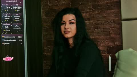 Snapshot of emilycolle_ chatting on December 9, 11:04 am Emily online show from December 9, 11:04 am