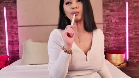 Snapshot of emilycolle_ chatting on March 7, 5:18 am Emily online show from March 7, 5:18 am