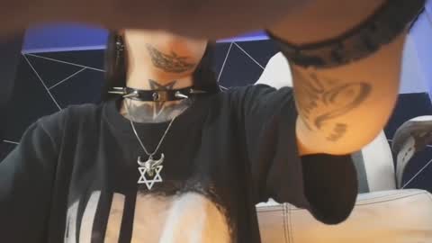 Snapshot of emilydaft chatting on October 22, 8:08 pm fari online show from October 22, 8:08 pm