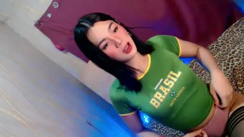 Snapshot of emilyfuckers chatting on January 1, 1:16 pm ariane online show from January 1, 1:16 pm