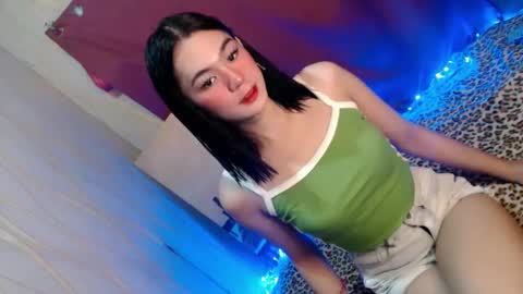 Snapshot of emilyfuckers chatting on January 3, 8:32 am ariane online show from January 3, 8:32 am