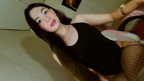 Snapshot of emilyfuckers chatting on October 10, 10:47 am ariane online show from October 10, 10:47 am