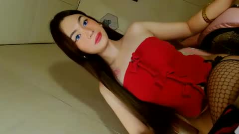 Snapshot of emilyfuckers chatting on November 4, 8:24 am ariane online show from November 4, 8:24 am