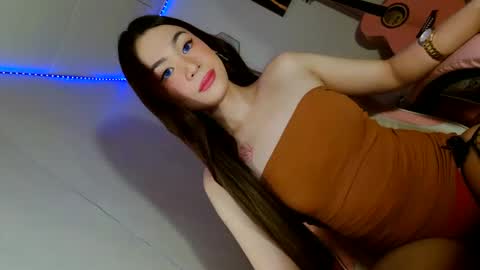 Snapshot of emilyfuckers chatting on November 9, 8:23 am ariane online show from November 9, 8:23 am