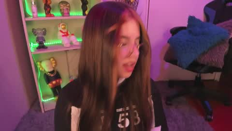 Snapshot of emilykarterr chatting on January 4, 7:02 pm VALEEEN online show from January 4, 7:02 pm