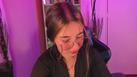 Snapshot of emilykarterr chatting on February 24, 3:53 pm VALEEEN online show from February 24, 3:53 pm