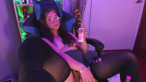 Snapshot of emilykarterr chatting on February 25, 7:03 pm VALEEEN online show from February 25, 7:03 pm