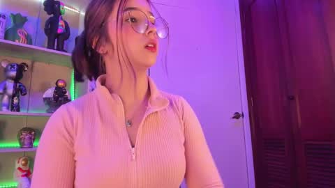 Snapshot of emilykarterr chatting on March 1, 8:21 pm VALEEEN online show from March 1, 8:21 pm