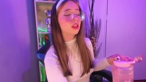 Snapshot of emilykarterr chatting on March 6, 7:10 pm VALEEEN online show from March 6, 7:10 pm