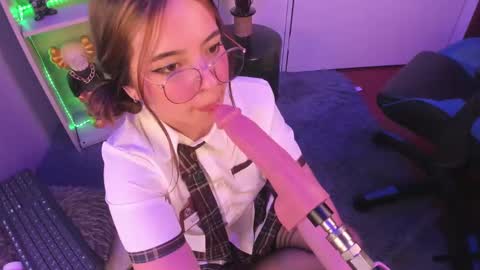 Snapshot of emilykarterr chatting on March 8, 11:18 pm VALEEEN online show from March 8, 11:18 pm