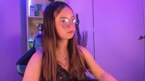 Snapshot of emilykarterr chatting on March 11, 4:07 pm VALEEEN online show from March 11, 4:07 pm