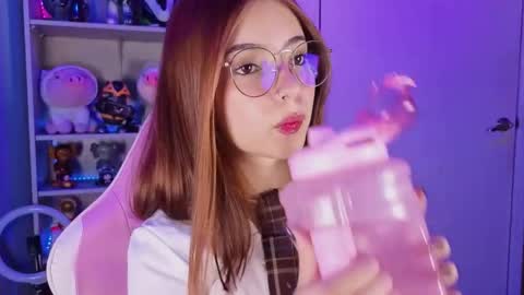 Snapshot of emilykarterr chatting on December 2, 4:57 pm VALEEEN online show from December 2, 4:57 pm