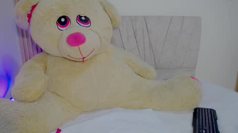 Snapshot of emilylittle___ chatting on November 13, 2:05 pm EMI online show from November 13, 2:05 pm