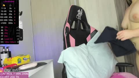 Snapshot of emilyn_grey chatting on December 11, 3:47 pm Emilyn online show from December 11, 3:47 pm