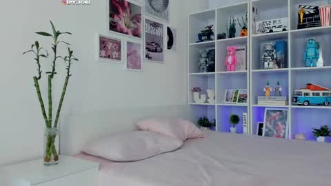 Hey i am  Emily     am -  pm online show from April 17, 5:16 pm