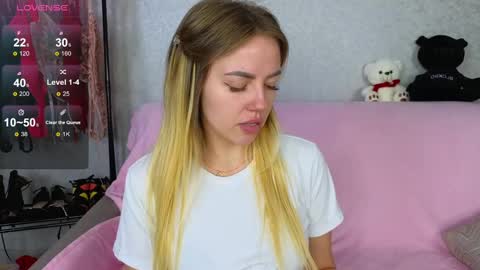 Snapshot of emilyrobbie chatting on February 13, 5:01 pm Emily Robbie online show from February 13, 5:01 pm