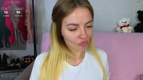 Snapshot of emilyrobbie chatting on February 13, 8:03 pm Emily Robbie online show from February 13, 8:03 pm