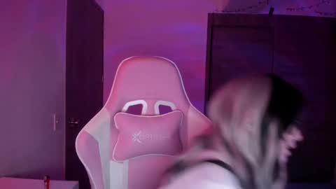 Snapshot of emilyrosss_ chatting on March 1, 4:26 am EMILY online show from March 1, 4:26 am