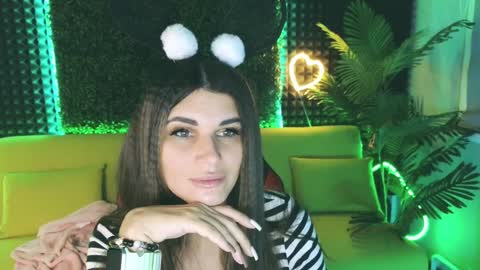 Snapshot of emilytucker chatting on December 21, 1:58 am Emily online show from December 21, 1:58 am