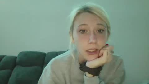 Snapshot of emilywarren296 chatting on October 19, 2:29 pm emilywarren296 online show from October 19, 2:29 pm