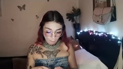 Snapshot of emilywhitee_ chatting on October 14, 2:23 am Valentina independent model online show from October 14, 2:23 am