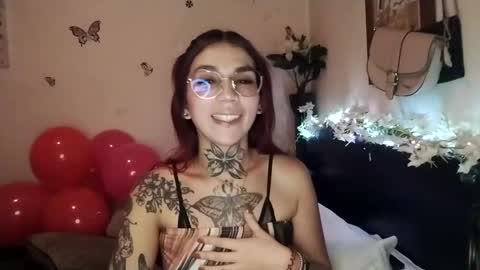 Snapshot of emilywhitee_ chatting on October 17, 2:26 am Valentina independent model online show from October 17, 2:26 am