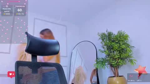 Snapshot of emilywillis8 chatting on December 3, 2:04 pm E M I L Y online show from December 3, 2:04 pm