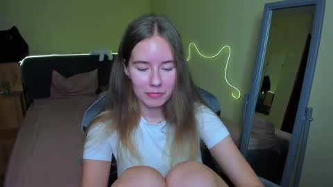 Snapshot of emilyy____ chatting on November 19, 6:19 pm Emily online show from November 19, 6:19 pm