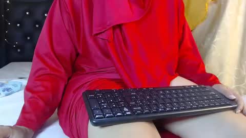 Snapshot of emira199 chatting on February 19, 8:44 am emira199 online show from February 19, 8:44 am