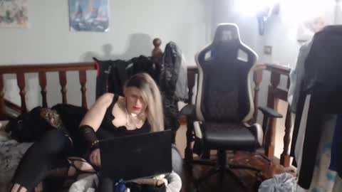 Snapshot of emma671 chatting on March 10, 6:05 am emma online show from March 10, 6:05 am